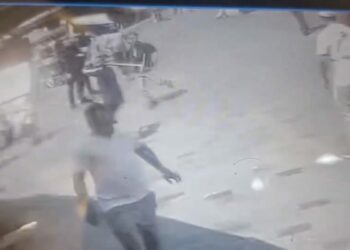 Taksim’de kazmayla esnafa saldırdılar; tekme tokat dayak yediler