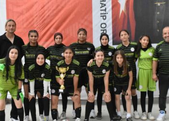 Gaziemir İmam Hatip Ortaokulu'nun kız futbol takımı beton zeminden namağlup şampiyonluğa uzandı
