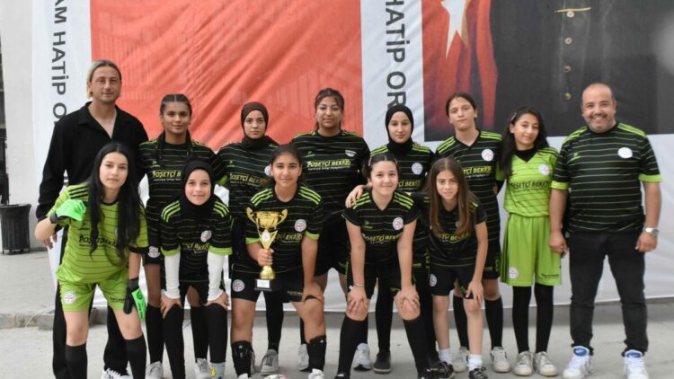 Gaziemir İmam Hatip Ortaokulu'nun kız futbol takımı beton zeminden namağlup şampiyonluğa uzandı