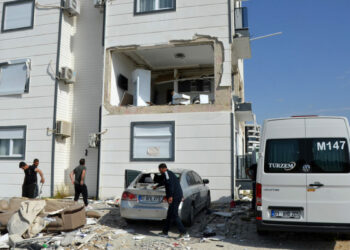 Evde gaz sıkışması nedeniyle patlama: 1 yaralı