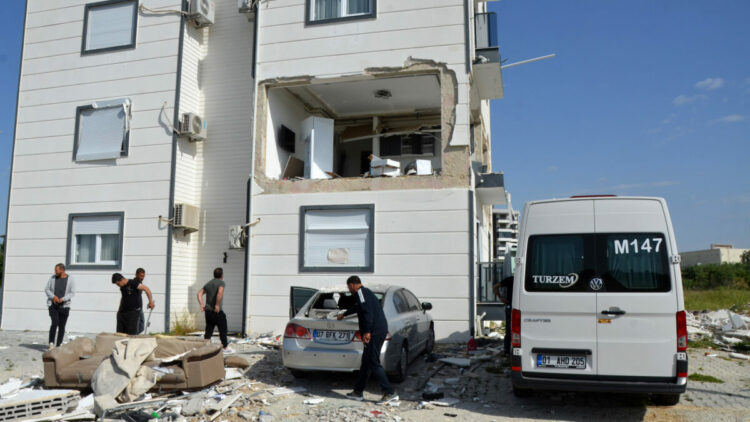 Evde gaz sıkışması nedeniyle patlama: 1 yaralı
