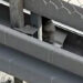 Avcılar’da metrobüs yolundaki bariyerlere giren kedi kurtarıldı