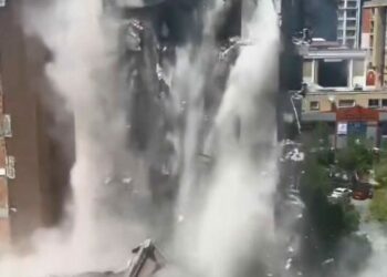 Esenyurt'ta yıkım sırasında binanın çöktüğü anlar kamerada