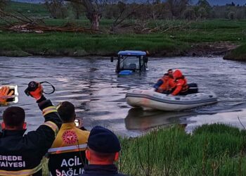 Traktörüyle dereden geçerken mahsur kalan sürücüyü ekipler kurtardı