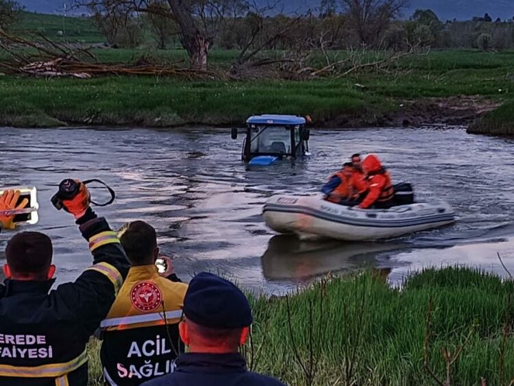 Traktörüyle dereden geçerken mahsur kalan sürücüyü ekipler kurtardı