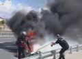 Zeytinburnu'nda seyir halindeki motosiklet alev alev yandı