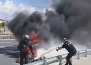 Zeytinburnu'nda seyir halindeki motosiklet alev alev yandı