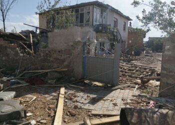 Hortumun devirdiği bayrak direği, jandarma tarafından tekrar yerine dikildi