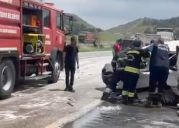 TIR, otomobile çarptı; 2 ölü, 2 yaralı