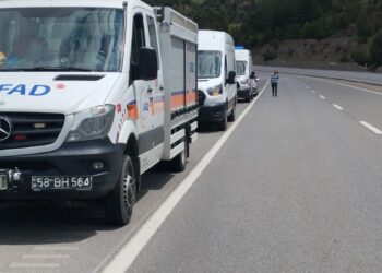 Takla atan otomobildeki 1 kişi öldü, 1 kişi yaralandı; çaya düştüğü değerlendirilen kişi aranıyor