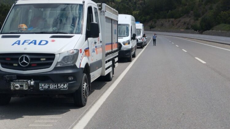 Takla atan otomobildeki 1 kişi öldü, 1 kişi yaralandı; çaya düştüğü değerlendirilen kişi aranıyor