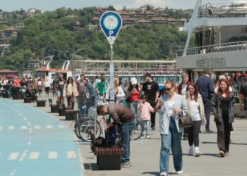 Bebek Sahili’nde piknik yapıp balık tuttular; güneşli havanın keyfini çıkardılar