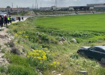 Polisin ‘dur’ ihtarına uymayan sürücünün otomobili şarampole yuvarlandı