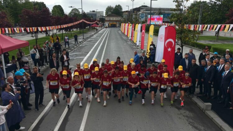 Postacılar yağmur altında yarıştı
