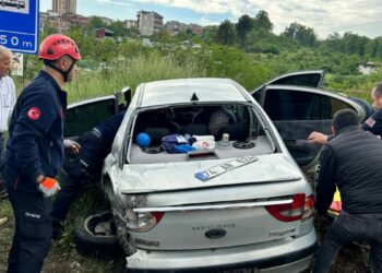 TIR, otomobille çarpıştıktan sonra devrildi: 6 yaralı