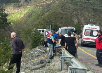 Motosiklet uçuruma yuvarlandı; 1 ölü, 1 yaralı