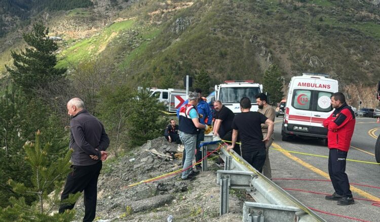 Motosiklet uçuruma yuvarlandı; 1 ölü, 1 yaralı