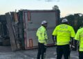Pendik'te dorsesi devrilen TIR, kaldırma çalışmaları sırasında yan yattı