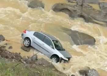 Dereye savrulan otomobilin sürücüsü yaralandı