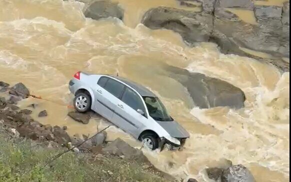 Dereye savrulan otomobilin sürücüsü yaralandı