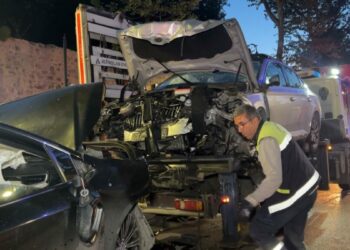 Beşiktaş’ta iki otomobil kafa kafaya çarpıştı: 9 yaralı