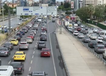 İstanbul'da haftanın ilk iş gününde trafik yoğunluğu yüzde 51 olarak ölçüldü