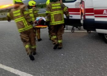 Yolcu otobüsü refüje çarpıp devrildi: 36 yaralı