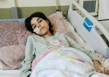 Ünzile, ameliyat sonrası protein emilim bozukluğu nedeniyle 18 yaşına 30 kiloyla giriyor