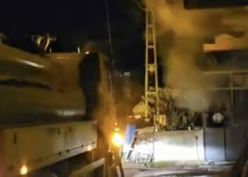 Evde çıkan yangında, yatağa bağlı hastayı komşuları kurtardı
