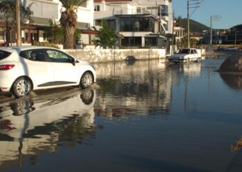 Balıkesir'de lodos nedeniyle deniz taştı, yollar göle döndü