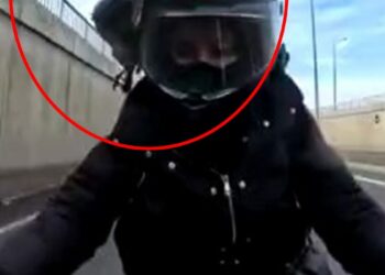 Seyir halindeki motosikletin sürücüsünün kaskına güvercin çarptı
