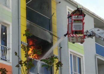 Yangında mahsur kalan kadını itfaiye ekipleri kurtardı