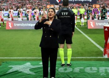 Antalyaspor maçında işaret diliyle İstiklal Marşı okundu