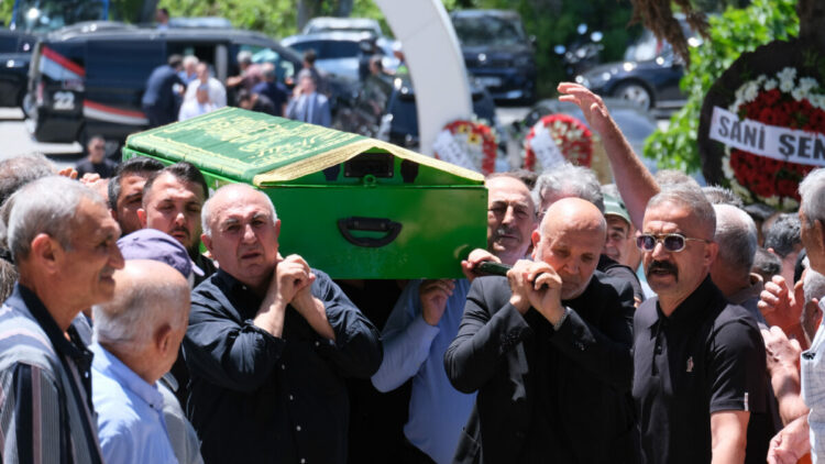 Mevlüt Çavuşoğlu'nun kardeşi, toprağa verildi