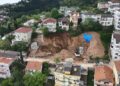 Kocaeli'de, temel kazısı sırasında toprak kaydı, 5 bina tahliye edildi