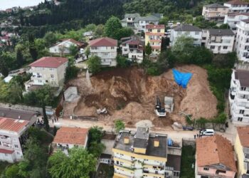 Kocaeli'de, temel kazısı sırasında toprak kaydı, 5 bina tahliye edildi
