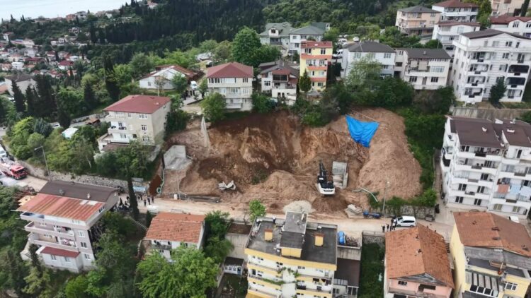 Kocaeli'de, temel kazısı sırasında toprak kaydı, 5 bina tahliye edildi