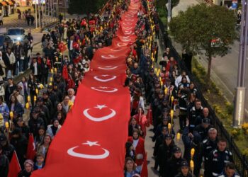 Samsun’da ‘Bayrak ve Fener Alayı’ yürüyüşü
