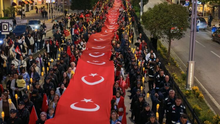 Samsun’da ‘Bayrak ve Fener Alayı’ yürüyüşü