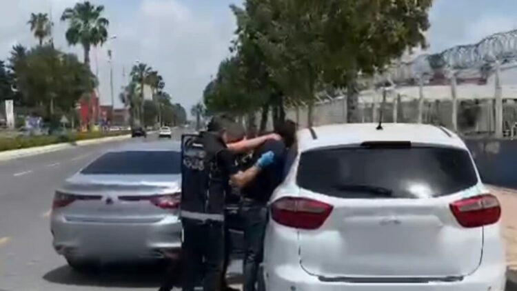 Takibe alınan otomobilden 23 kilo 984 gram esrar ele geçirildi