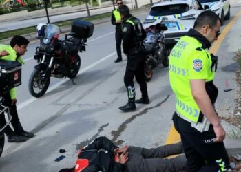 Şüphe üzerine durdurulan motosiklet sürücüsünün üzerinde 1.5 kilogram esrar ele geçirildi