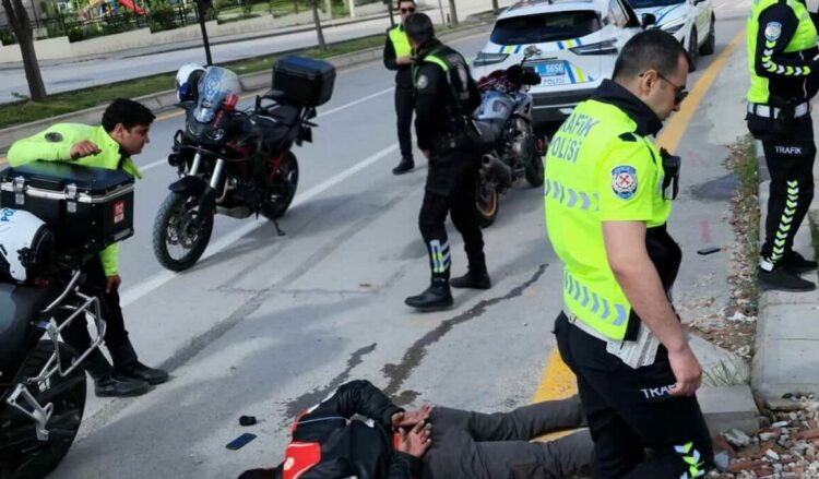 Şüphe üzerine durdurulan motosiklet sürücüsünün üzerinde 1.5 kilogram esrar ele geçirildi