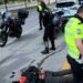 Şüphe üzerine durdurulan motosiklet sürücüsünün üzerinde 1.5 kilogram esrar ele geçirildi