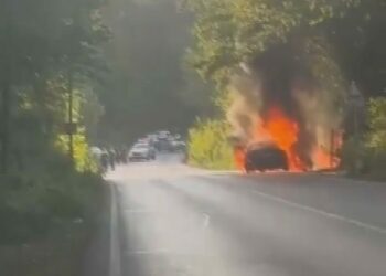 Sarıyer'de seyir halindeki otomobil alev alev yandı