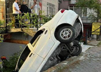 Beyoğlu'nda alkollü sürücünün kullandığı otomobil binanın merdiven boşluğuna düştü