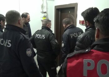 Anneannesini bıçakla yaralayıp rehin aldı, teyzesi güçlükle ikna etti