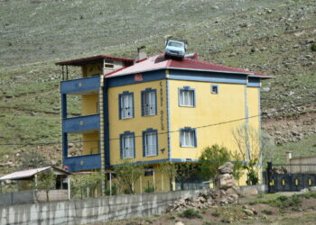 Niğde'nin köyünde Karadeniz'i aratmayan tutku; evin çatısına Anadol yerleştirdi
