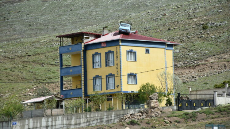 Niğde'nin köyünde Karadeniz'i aratmayan tutku; evin çatısına Anadol yerleştirdi
