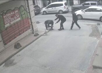 Beyoğlu’nda kaldırımda yürürken başına cam düştü; 7 dikiş atıldı