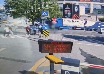 Dolmabahçe’de minibüsün çarptığı kadın trafik polisi ağır yaralandı; kaza kamerada